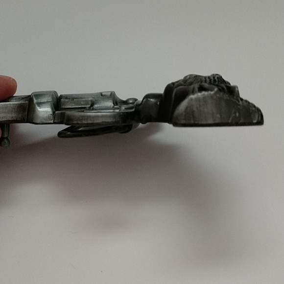 New Cast Metal Belt Buckle Revolver with Skull - Picture 10 of 12